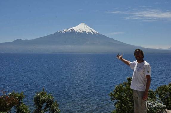 Maravilhado com o cenário formado pelo lago Llanquihue e o vulcão Osorno, na região de Puerto Varas, no sul do Chile